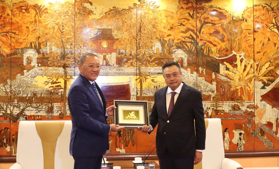 Chủ tịch UBND TP Hà Nội Trần Sỹ Thanh tặng quà lưu niệm cho Đại sứ Cộng hòa Kazakhstan tại Việt Nam Yerlan Baizhanov. 