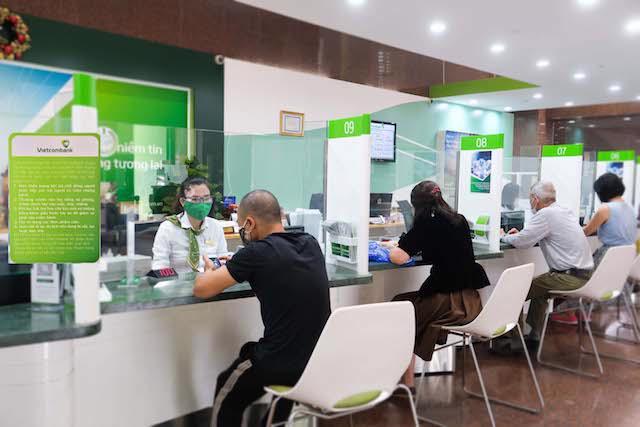 Giao dịch tại Vietcombank.