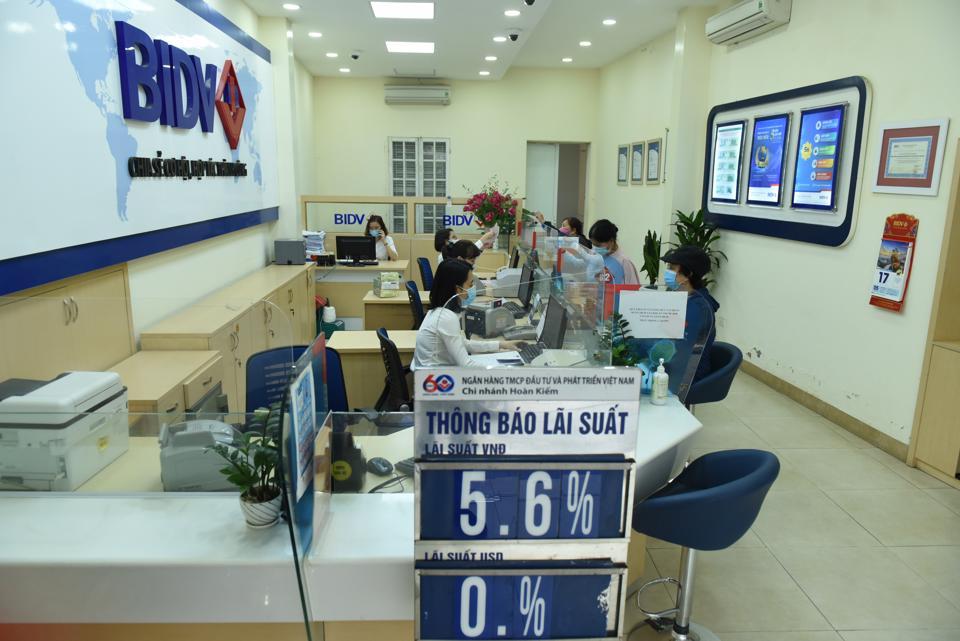 Giao dịch tại chi nhánh BIDV Hà Nội. Ảnh: Công Hùng