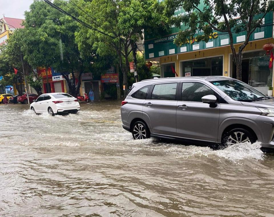 “Khổ nhất là các em học sinh, sáng nay đi học nhiều bạn bị ướt hết. Đường có nhiều đoạn ngập sâu không đi xe được, tôi phải cõng con đến trường. Riêng, đoạn đường trước nhà tôi thì cứ mưa là ngập” - chị Lê Ánh (đường Lý thường Kiệt) chia sẻ.