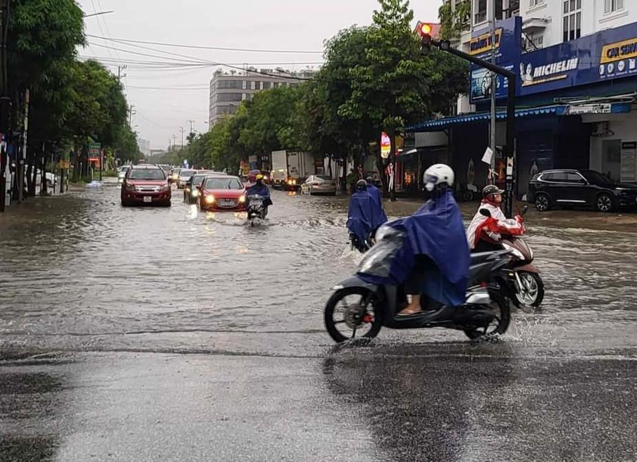  Theo ghi nhận, sáng nay (9/9) nhiều tuyến đường trên địa bàn TP Vinh vẫn ngập sâu.