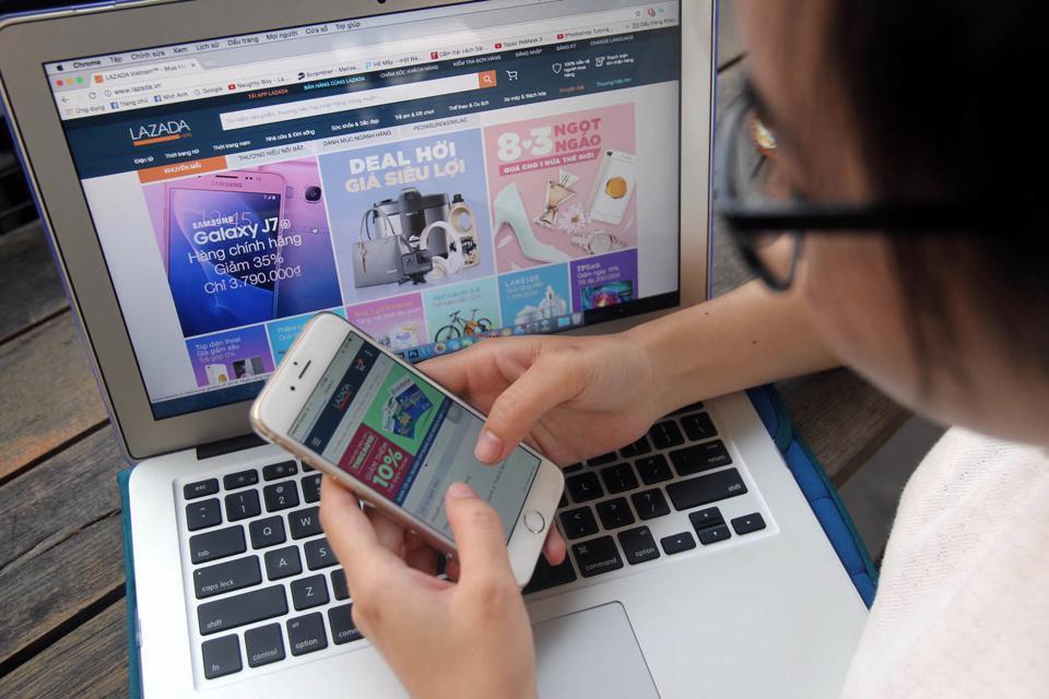 Người tiêu dùng mua hàng hóa trên sàn TMĐT Lazada