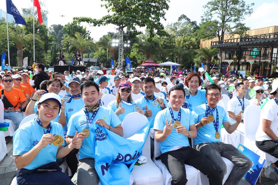   Các vận động viên hào hứng “khoe” thành tích sau 2 tháng tranh tài  