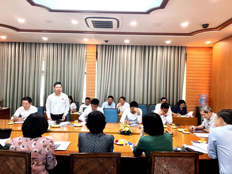 Chủ tịch UBND huyện Quốc Oai Nguyễn Trường Sơn phát biểu ý kiến tại thảo luận tổ.