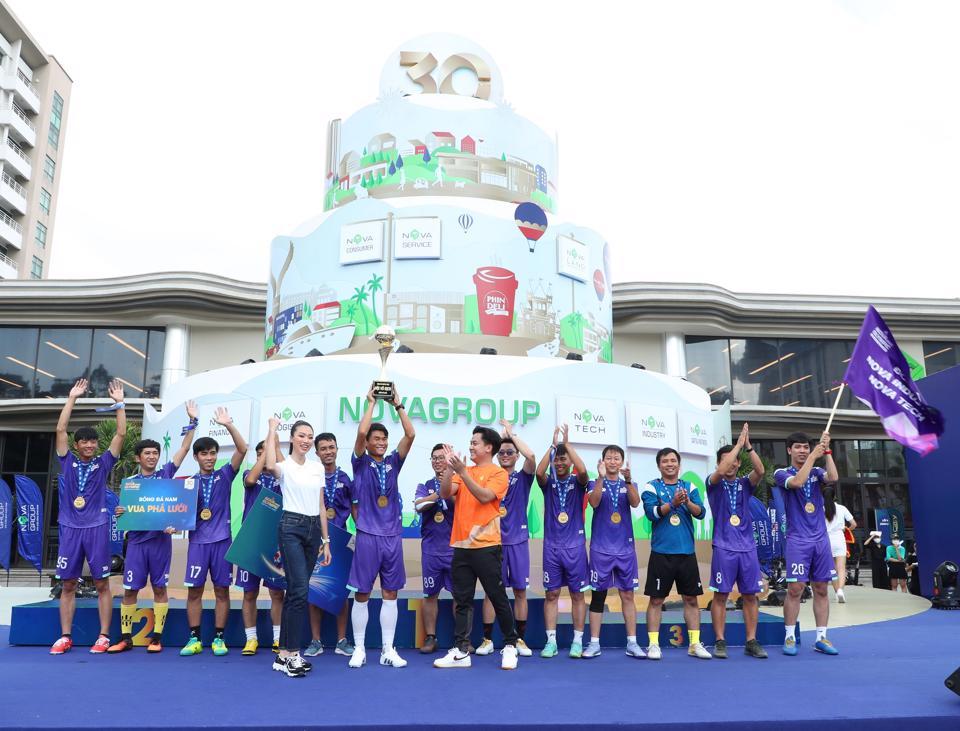  Đoàn thể thao N-I-T (Nova Industry và Nova Tech) đã xuất sắc giành huy chương vàng bộ môn bóng đá Nam