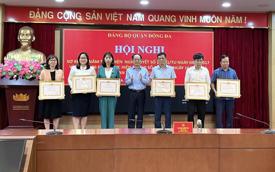 Lãnh đạo TP trao Giấy khen cho các tập thể quận Đống Đa có thành tích trong thực hiện Nghị quyết 15, Chỉ thị 15 của Thành ủy.