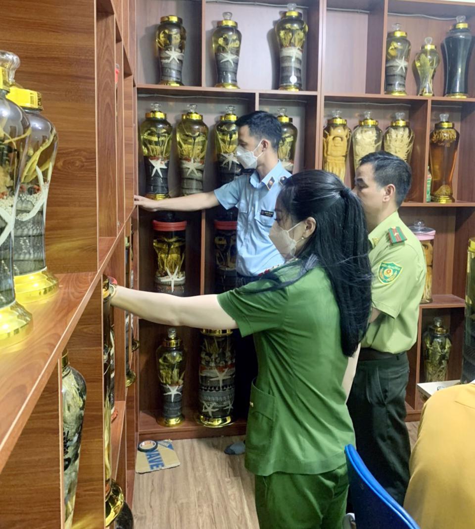 Lực lượng quản lý thị trường Hà Nội kiểm tra cơ sở kinh doanh rượu tại quận Hà Đông