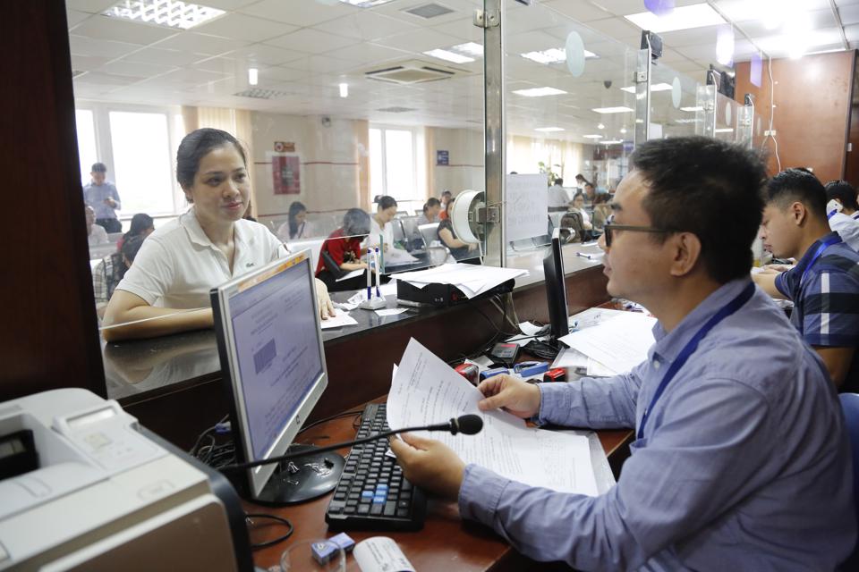 Doanh nghiệp làm thủ tục hành chính tại Sở Kế hoạch và Đầu tư Hà Nội. Ảnh: Hải Linh