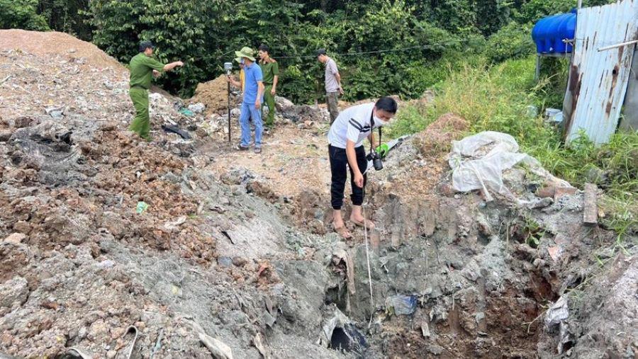 Lực lượng công an điều tra tại hiện trường chôn lấp chất thải trái phép. Ảnh: CACC