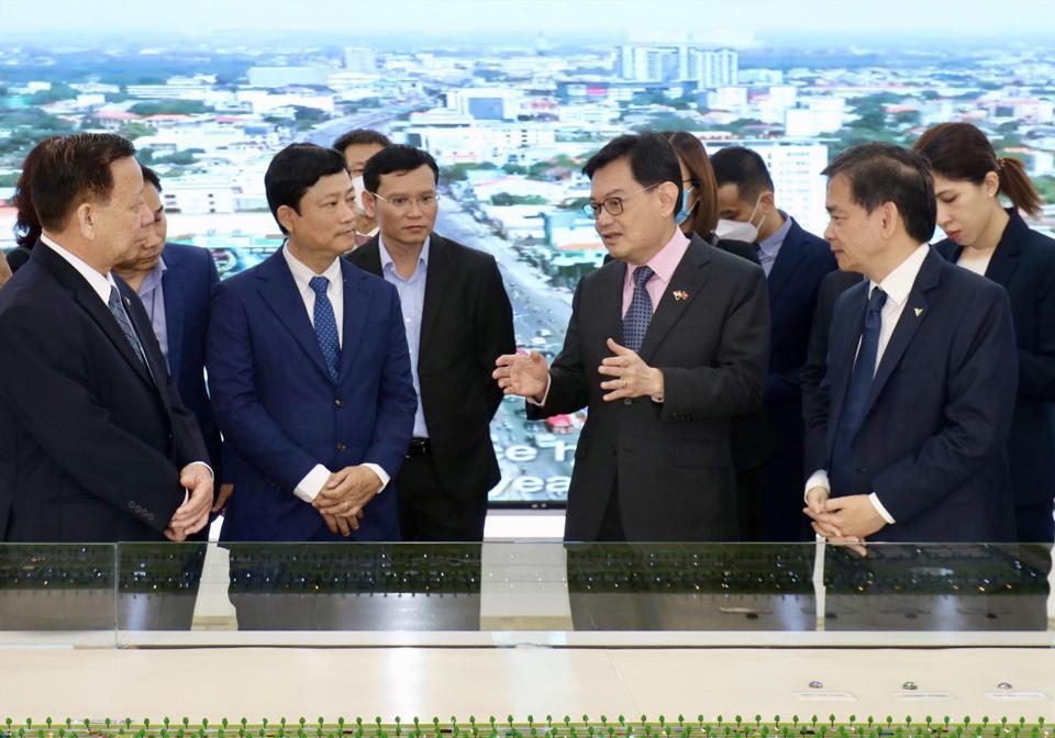 Chủ tịch UBND tỉnh Bình Dương Võ Văn Minh (thứ 2 từ trái sang) tiếp và giới thiệu tình hình phát triển kinh tế - xã hội, hiệu quả hợp tác phát triển mô hình KCN VSIP với Phó Thủ tướng Singapore Heng Swee Keat (thứ 3 từ trái sang)