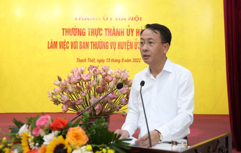Bí thư Huyện ủy Thạch Thất Trần Đình Cảnh trình bày báo cáo tại cuộc làm việc.