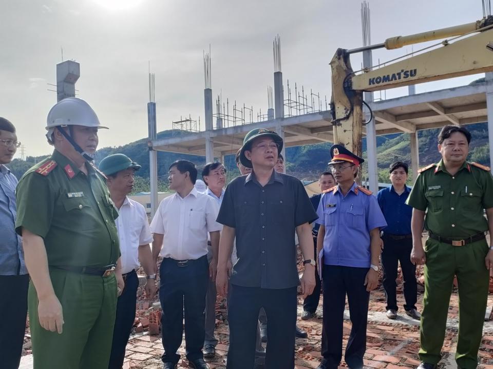 Bí thư Tỉnh ủy Bình Định Hồ Quốc Dũng kiểm tra hiện trường vụ sập tường nhà máy Savvy Seafood. Ảnh: T.D