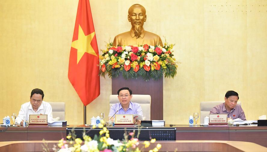 Chủ tịch Quốc hội Vương Đình Huệ phát biểu tại phiên họp. Ảnh: Quochoi.vn