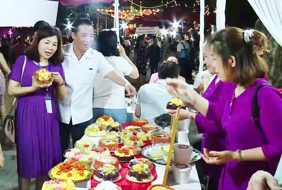 Trong sản xuất kinh doanh, chị em phụ nữ phường Phú Thượng luôn đặt yêu cầu chất lượng ATTP lên hàng đầu.