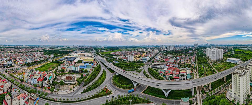 Nút giao thông trung tâm quận Long Biên. Ảnh: Hoàng Hà  