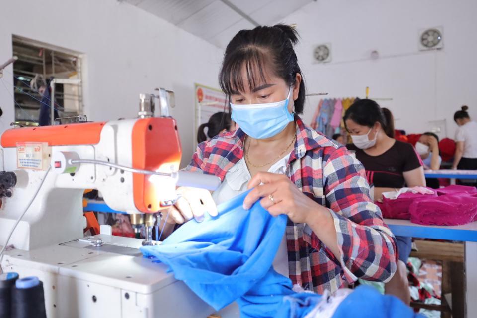 Nhiều lao động nữ khuyết tật làm việc tại xưởng may Hợp tác xã May mặc Cúc Phương (huyện Nho Quan, tỉnh Ninh Bình).