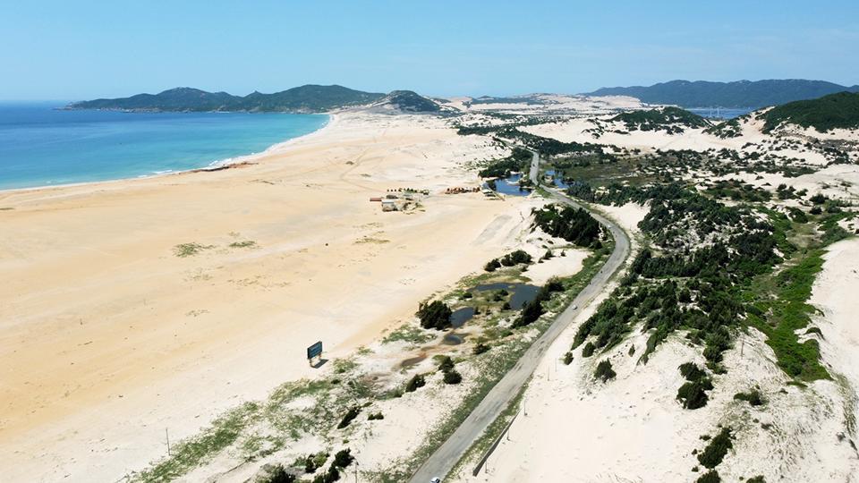 Đường Cổ Mã đi Đầm Môn thuộc khu vực Bắc Vân Phong tỉnh Khánh Hòa. Ảnh: Trung Vũ.