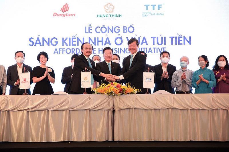2 trong 3 đại gia liên quan đến Gỗ Trường Thành là ông Võ Quốc Thắng và Mai Hữu Tín bắt tay tại Lễ công bố Sáng kiến nhà ở vừa túi tiền năm 2022