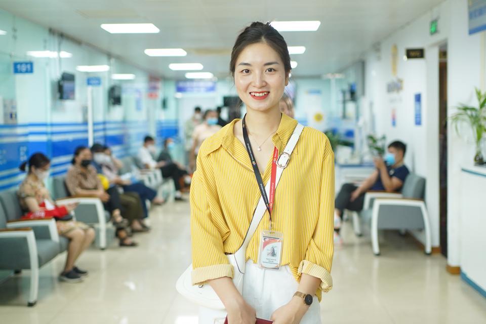 Chị Nguyễn Thị Hải Yến - Nhân viên Trung tâm Dịch vụ Công nghệ Tài chính Ngân hàng, Công ty Cổ phần Viễn thông FPT đánh giá: “Được trải nghiệm dịch vụ khám sức khỏe tại đây tôi thực sự rất hài lòng. Tôi được nghe những tư vấn hết sức tận tình từ các bác sĩ, quy trình khám cũng rất nhanh gọn. Thực sự rất cảm ơn Công ty đã luôn quan tâm đến đời sống của từng nhân viên, tạo điều kiện cho chúng tôi được khám sức khỏe định kỳ. Tôi cũng rất cảm ơn các bác sĩ của phòng khám MEDLATEC thăm khám cho chúng tôi rất tận tâm và nhiệt tình”.