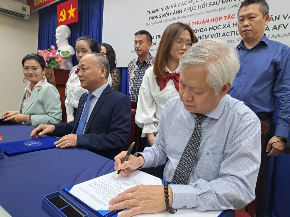 Chủ tịch Quỹ AFV, nhà báo Tạ Việt Anh ký kết “Thỏa thuận hợp tác giữa trường USSH thuộc ĐHQG-HCM với ActionAid và AFV”.