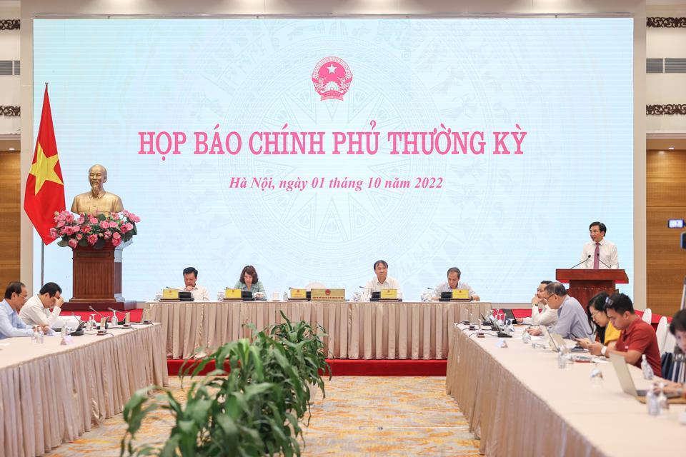 Bộ trưởng, Chủ nhiệm VPCP Trần Văn Sơn, Người phát ngôn của Chính phủ phát biểu tại họp báo - Ảnh VGP/Nhật Bắc