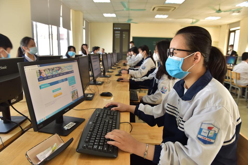 Học sinh Hà Nội tham gia thi tìm hiểu ATGT trên internet tháng 4/2022. Ảnh: Phạm Hùng