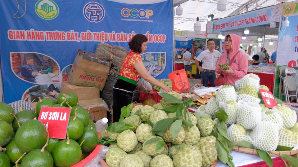 Khách hàng mua nông sản của tỉnh Sơn La tại hội chợ.