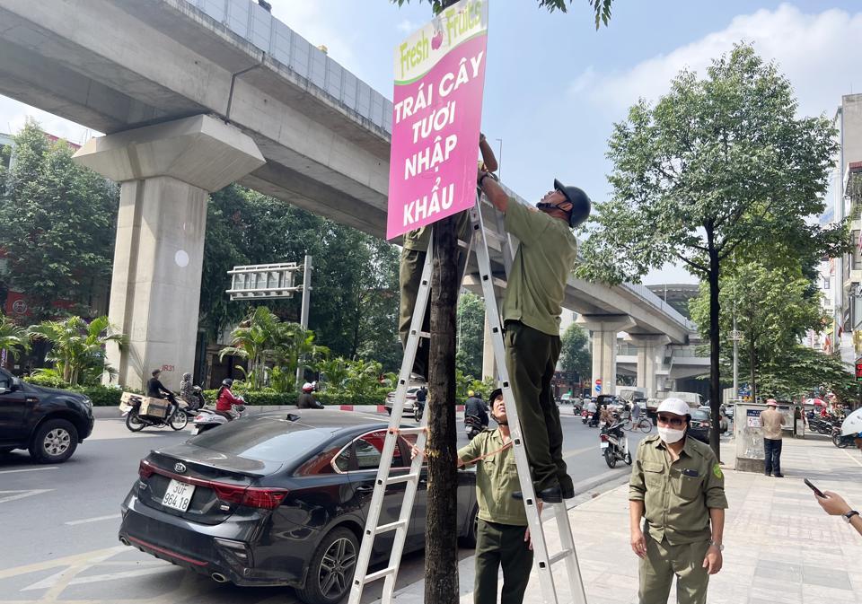 Nhiều băng rôn, biển quảng cáo gây mất mỹ quan đô thị được yêu cầu tháo bỏ. 