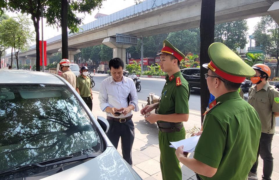 Ghi nhận của phóng viên, nhiều trường hợp xe ô tô dừng đỗ sai quy định được lực lượng tuyên truyền nhắc nhở, yêu cầu di chuyển. Những trường hợp cố tình không chấp hành đã bị lập biên bản, xử lý theo quy định pháp luật.