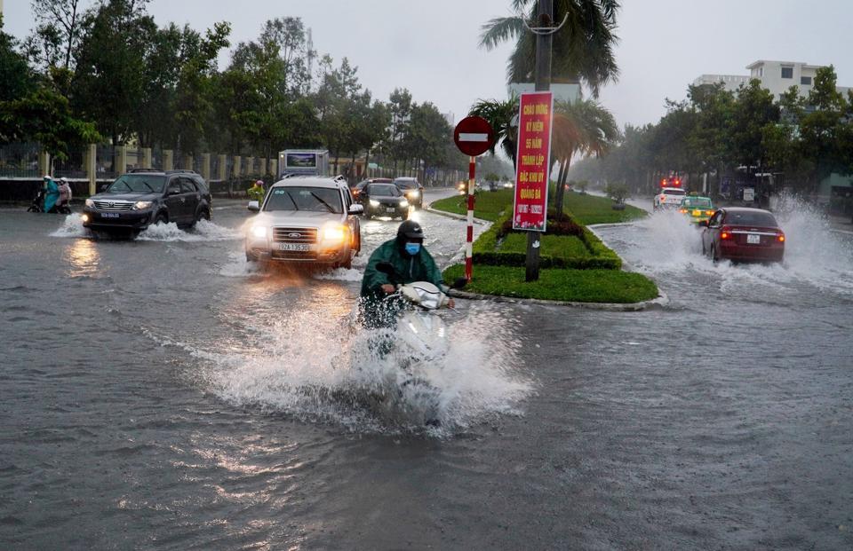 Xe cộ lưu thông khó khăn tại Tam Kỳ do ngập lụt.