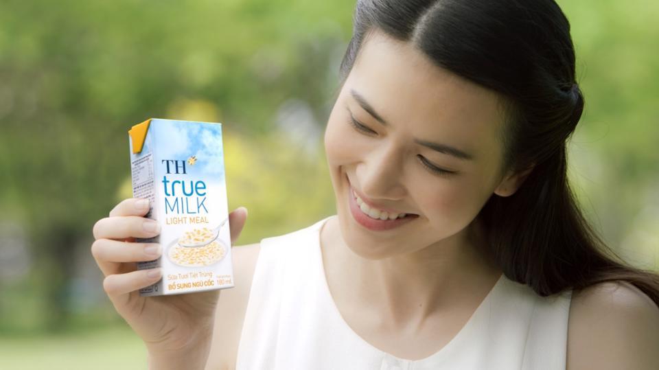 TH true Milk Light Meal – phép cộng giữa sữa tươi sạch và hạt yến mạch, là bữa ăn nhẹ quen thuộc với nhiều người tiêu dùng.