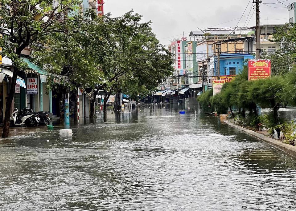 Trong khi đó, tại một số khu vực trũng thấp như phường Hoà Thuận, Phước Hòa, An Phú, xã Tam Ngọc… nước vẫn còn ngập sâu. Nhiều ngôi nhà bị ngập 0,5 - 1m, vì thế người dân phải dùng ghe, thuyền làm phương tiện di chuyển.