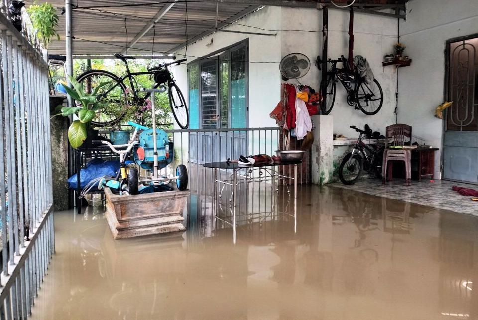 Anh Nguyễn Xuân Mạnh (46 tuổi, trú Cồn Thị, phường Phước Hòa) cho hay: “Khu vực Cồn Thị này chỉ cần mưa là nguy cơ ngập. Năm ngoái tôi cũng chạy lụt tương tự như vậy”.