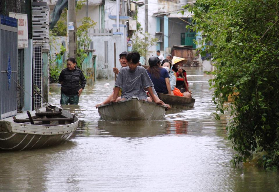 Người dân di chuyển bằng thuyền trong thành phố.