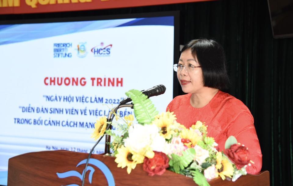 Phó Giám đốc Học viện Phụ nữ Việt Nam TS. Dương Kim Anh phát biểu tại “Ngày hội việc làm 2022” và “Diễn đàn sinh viên về việc làm bền vững trong bối cảnh cách mạng công nghiệp 4.0”.  