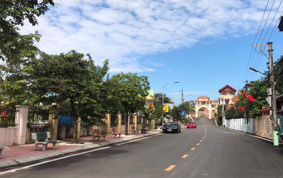 Tuyến đường xã được trải nhựa tại xã Hồng Hà, huyện Đan Phượng.