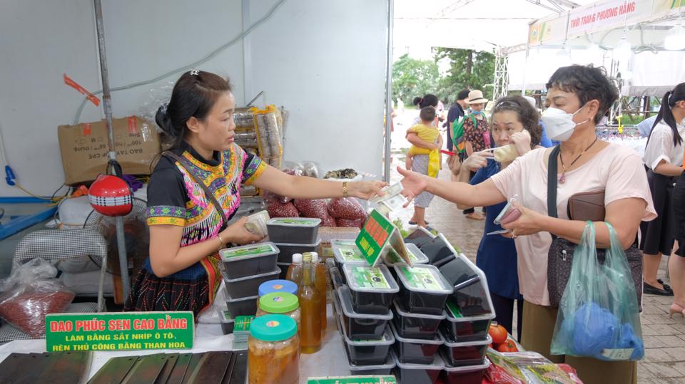 An toàn thực phẩm là vấn đề đặt ra đối với Hà Nội trong những tháng cuối năm 2022, khi nhu cầu tiêu thụ nông sản, thực phẩm tăng cao. Ảnh: Lâm Nguyễn.