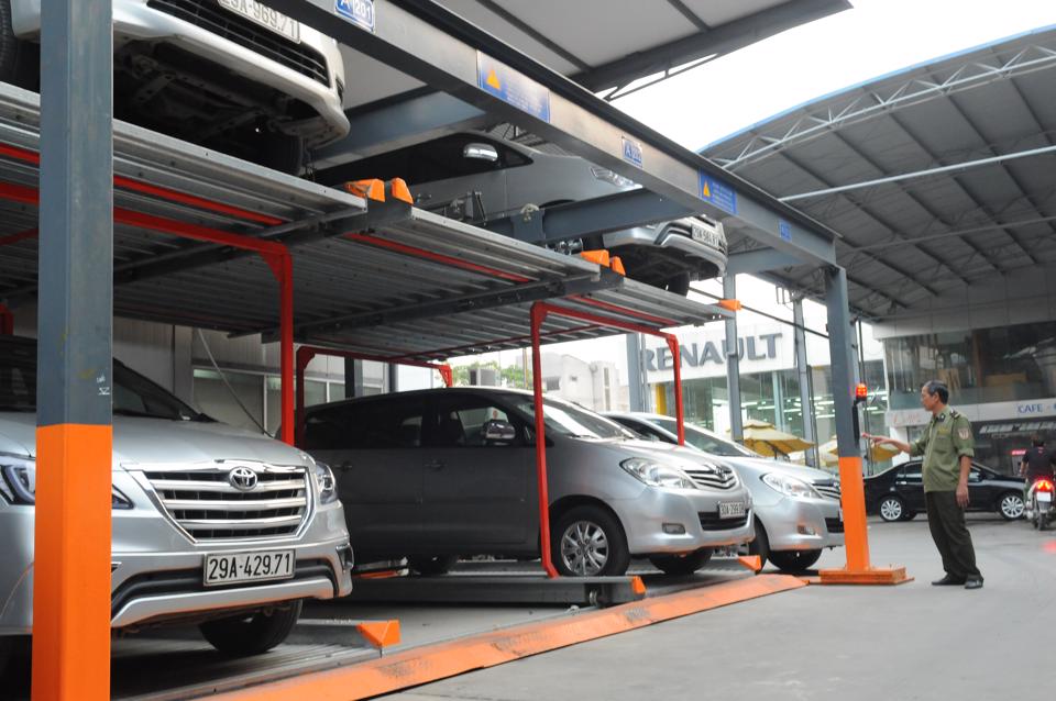 Điểm trông giữ xe trên đường Lê Văn Lương, Hà Nội. Ảnh: Phạm Hùng  