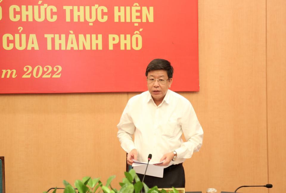 Phó Chủ tịch UBND TP Dương Đức Tuấn trình bày báo cáo kết quả lãnh đạo, chỉ đạo thực hiện các dự án trọng điểm trên địa bàn TP