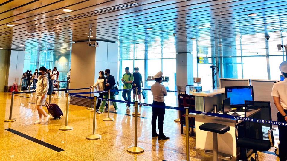 Lực lượng chức năng kiểm tra thân nhiệt hành khách tại sân bay quốc tế Cam Ranh. 