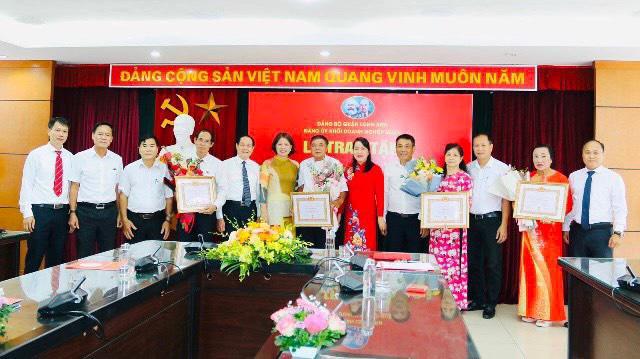  Đảng ủy Khối DN quận Long Biên trao khen thưởng cho các Chi bộ DN ngoài khu vực Nhà nước trên địa bàn