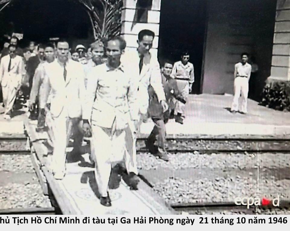 Chủ tịch Hồ Chí Minh đi tàu tại ga Hải Phòng năm 1946.