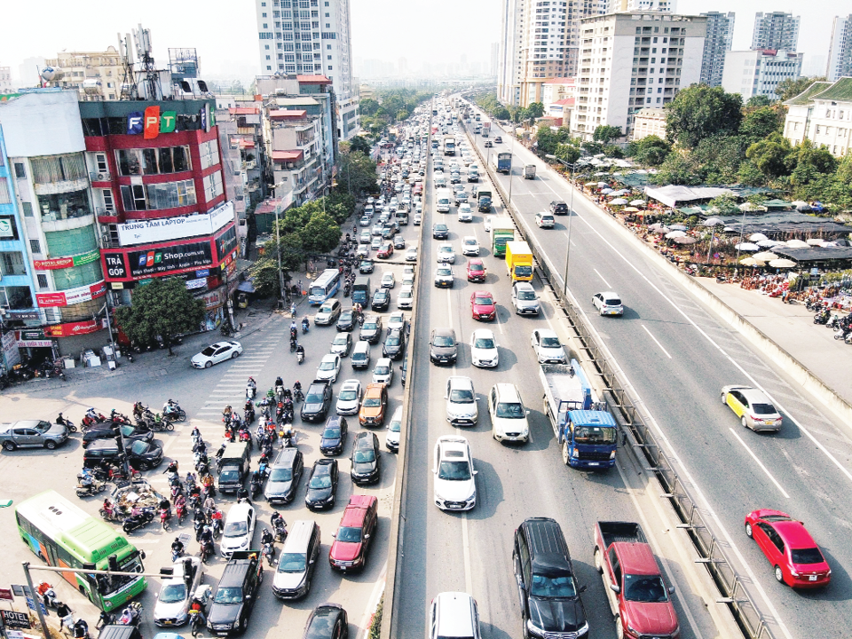 Hà Nội dự kiến thí điểm thu phí phương tiện vào nội đô, nhằm giảm ùn tắc giao thông. Ảnh: Hồng Quang
