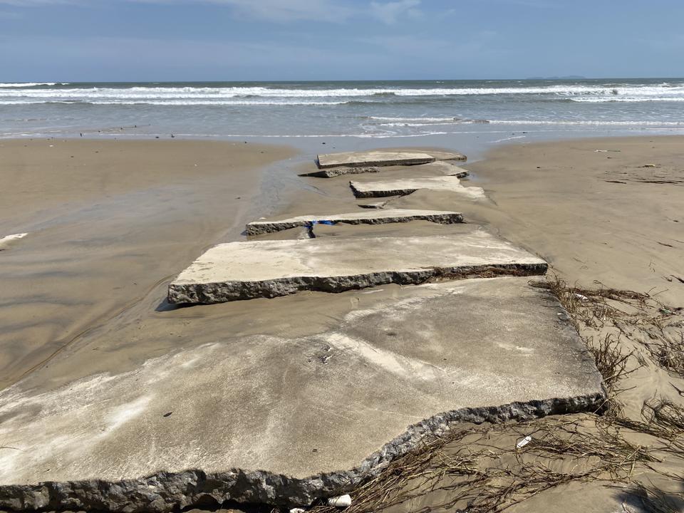  Một tuyến giao thông bị sóng biển quật vỡ tan tành.