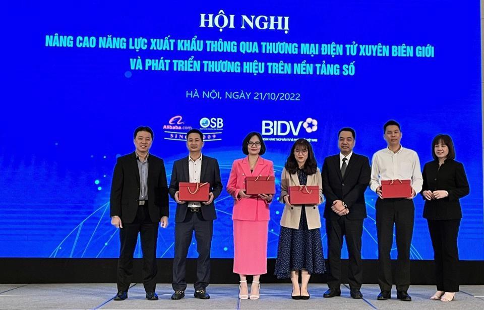 Các đại biểu tham gia Hội nghị “Nâng cao năng lực xuất khẩu thông qua thương mại điện tử xuyên biên giới”.