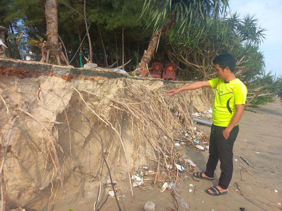 Sóng biển ngoạm sâu vào đất liền và tiến sát vào hàng quán, nhà cửa.