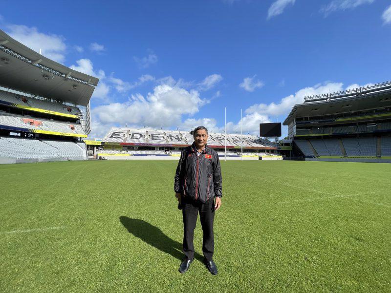 HLV Mai Đức Chung và các thành viên của VFF đã tới thăm sân thi đấu Eden Park. Ảnh: VFF.