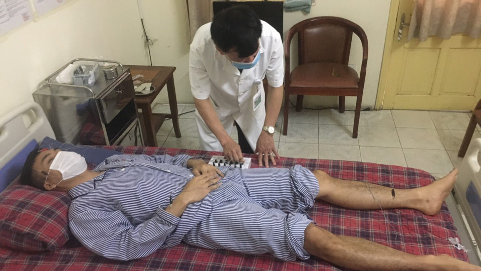 Bệnh nhân đang được bác sĩ Trung tâm Nghiên cứu điều trị cai nghiện ma túy bằng châm cứu điều trị nghiện.