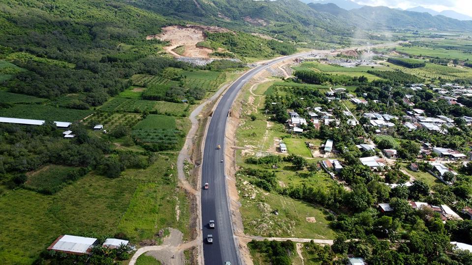 Tuyến cao tốc Nha Trang - Cam Lâm đang khẩn trương thi công để về đích sớm hơn 3 tháng theo kế hoạch. Ảnh: Trung Vũ.