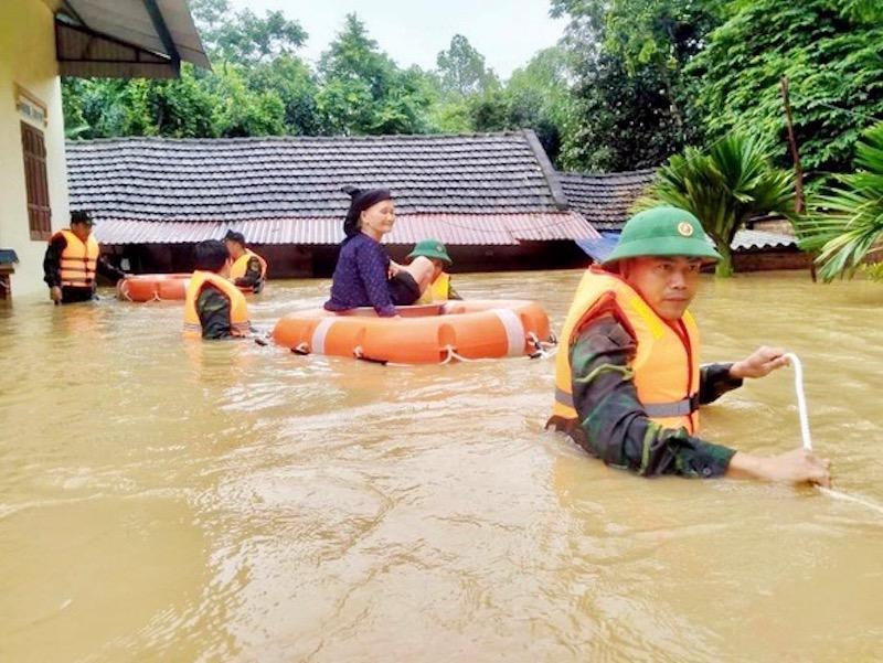 Nhiệm vụ đặt ra trong công tác phòng, chống thiên tai hiện nay là bảo đảm an toàn cho người cao tuổi. Ảnh: Hải Yến.